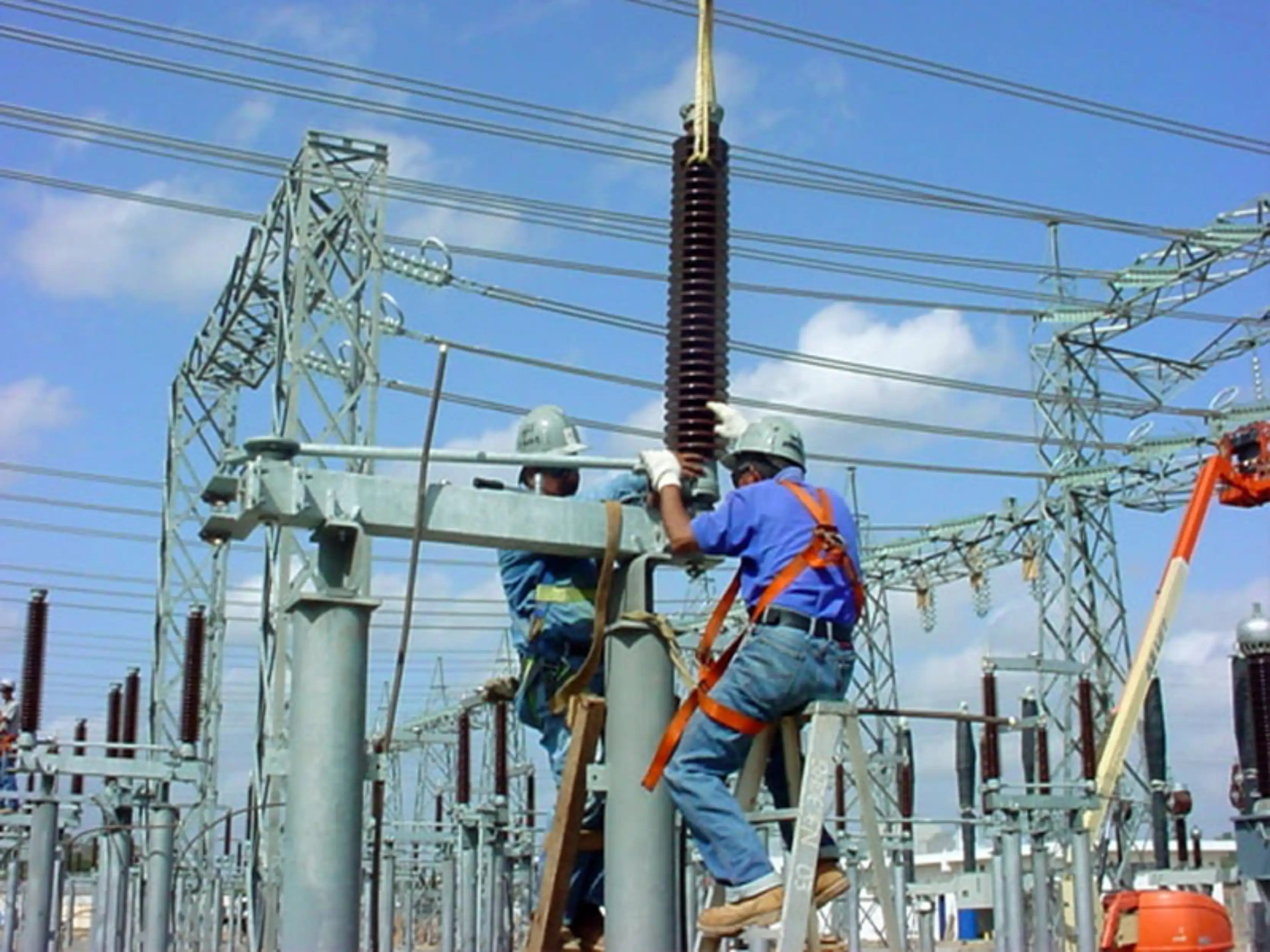 Ingenieros realizando instalación eléctrica industrial