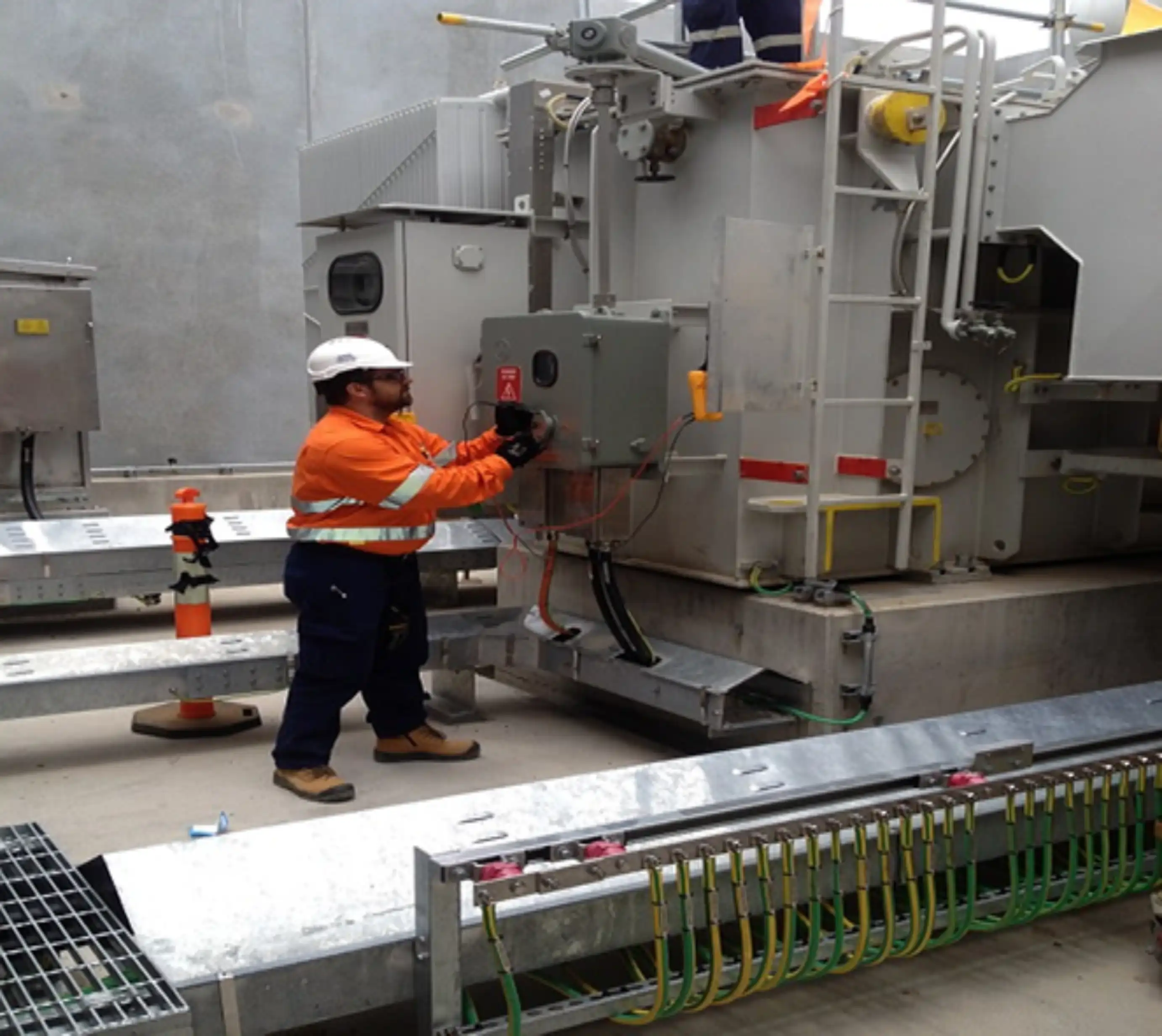 Reparación de transformador eléctrico industrial en subestación