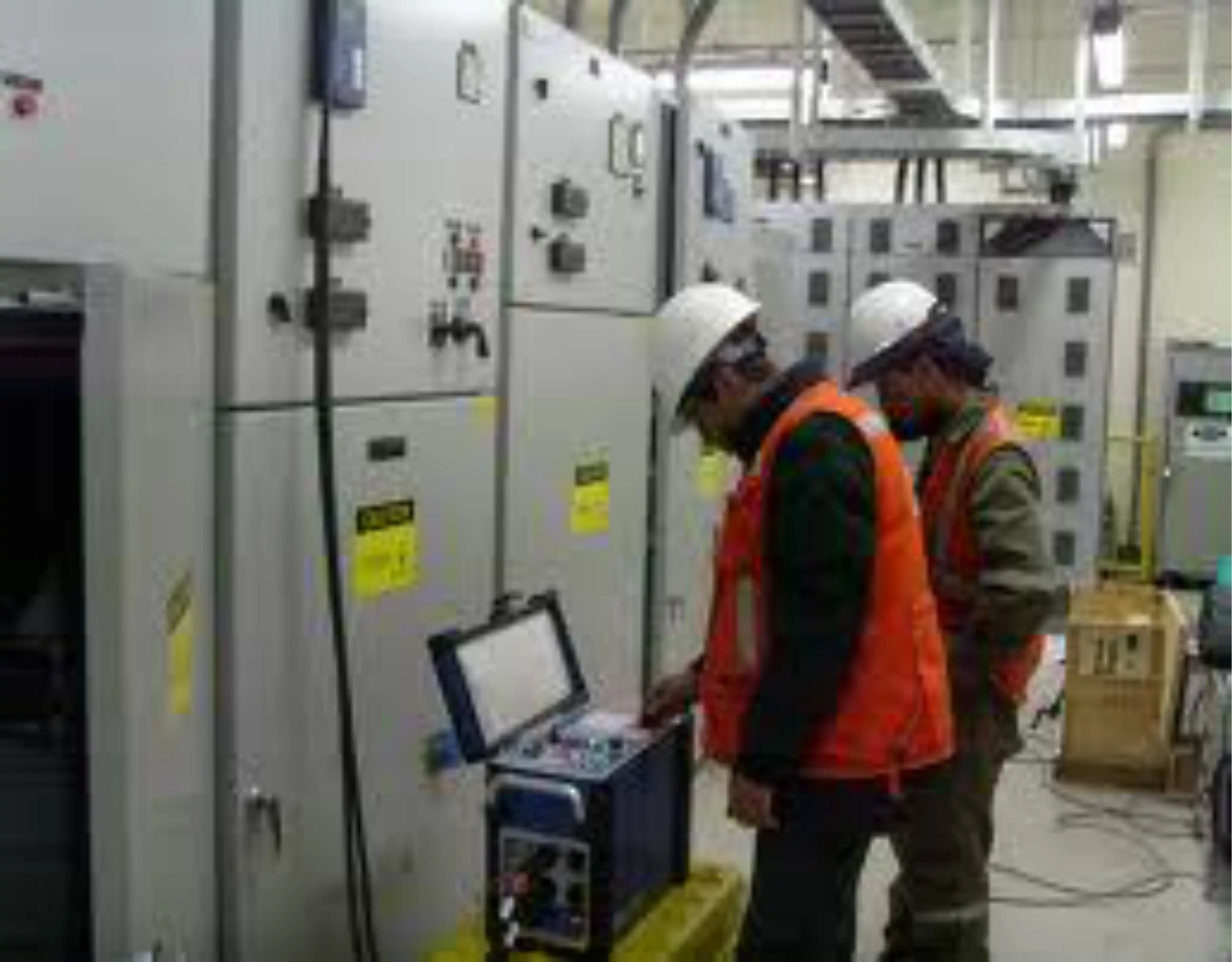 Pruebas de líneas de distribución eléctrica para centro comercial