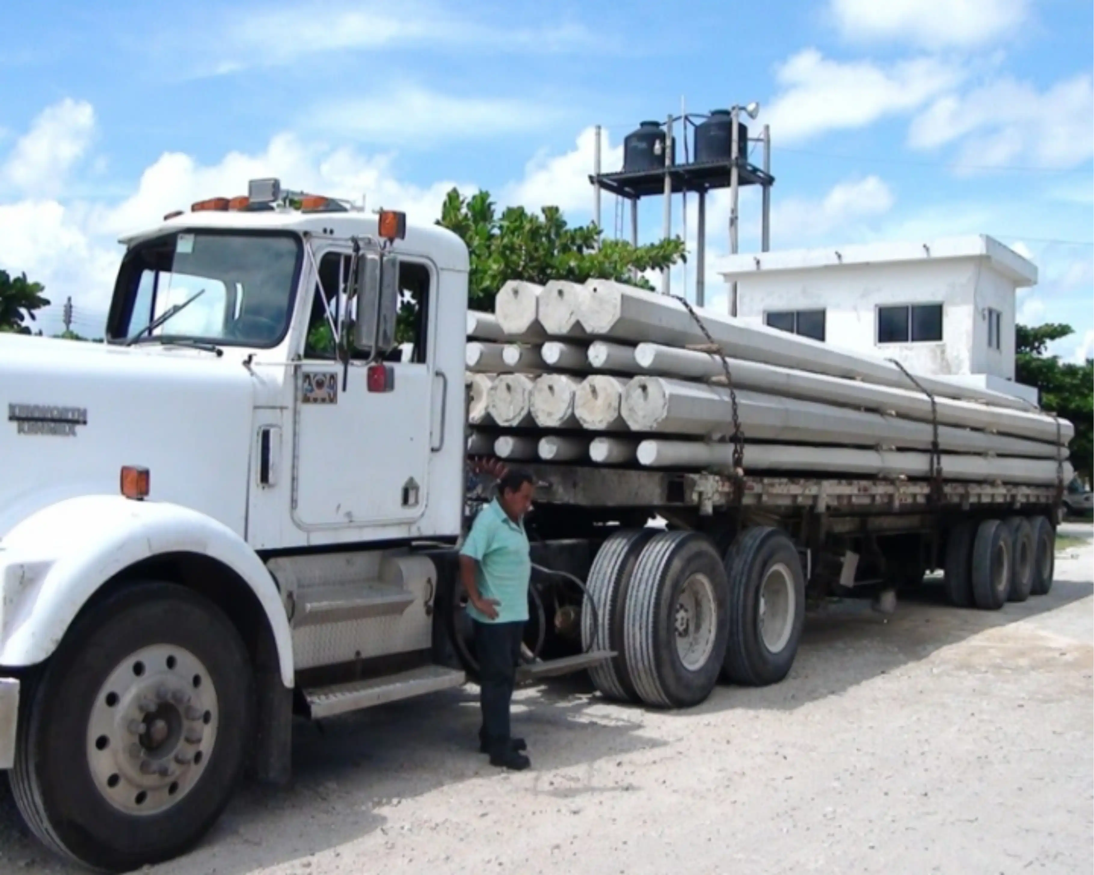 Transportando Postes a La Obra Para Infraestructura Eléctrica