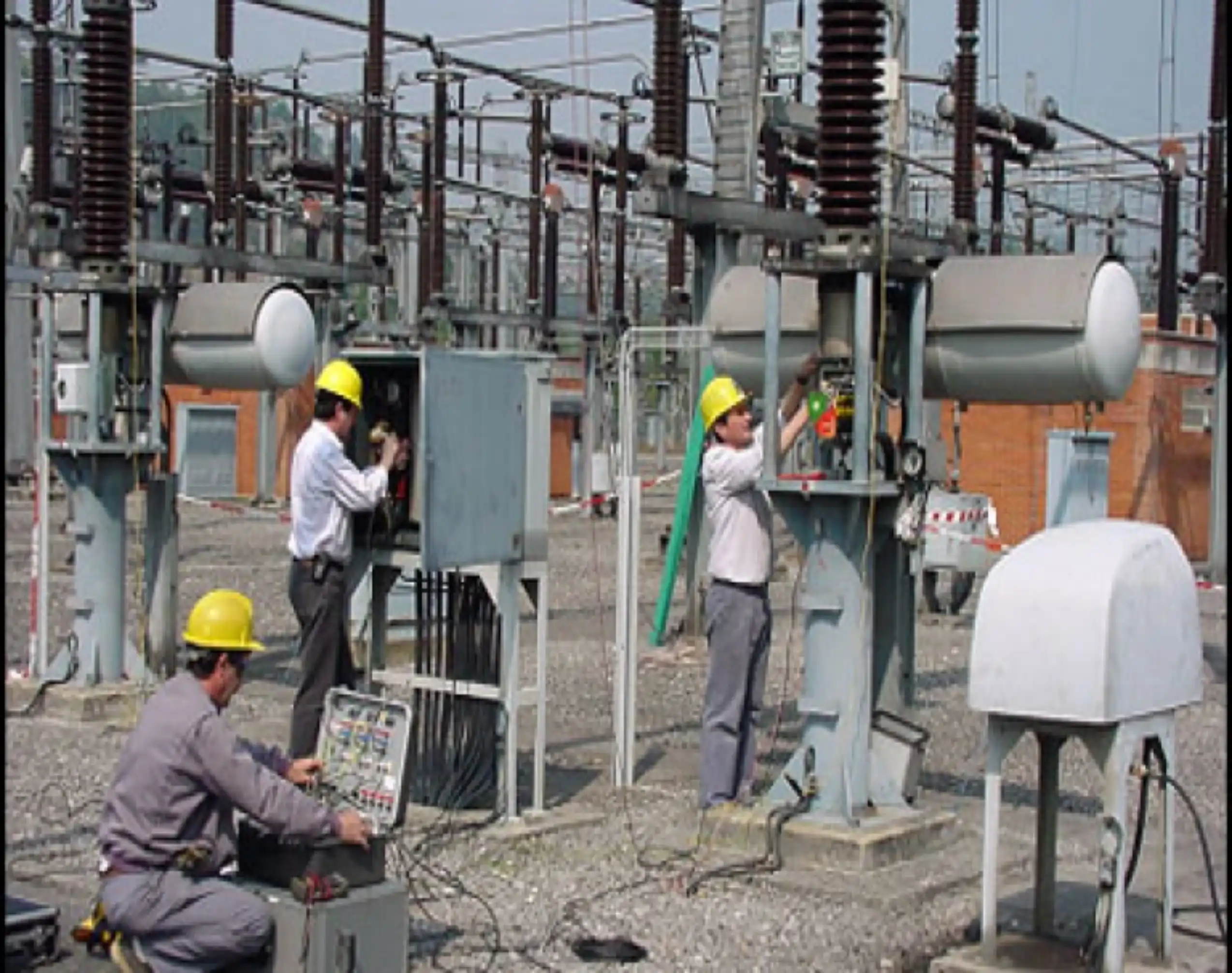 Ingenieros de IRTSA ejecutando pruebas de resistencia de aislamiento Megger a subestación eléctrica
