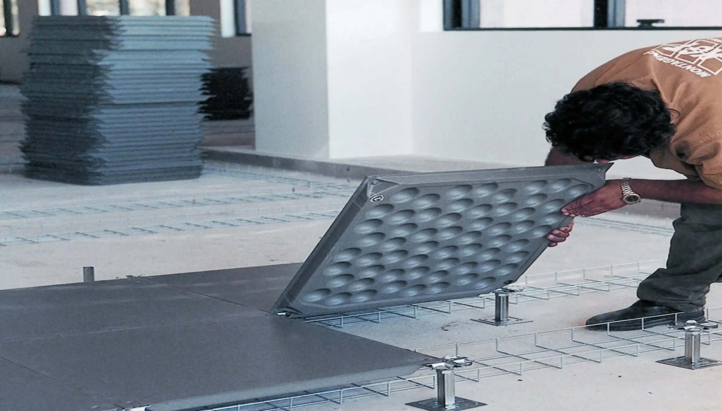 Instalación de piso elevado para infraestructura tecnológica