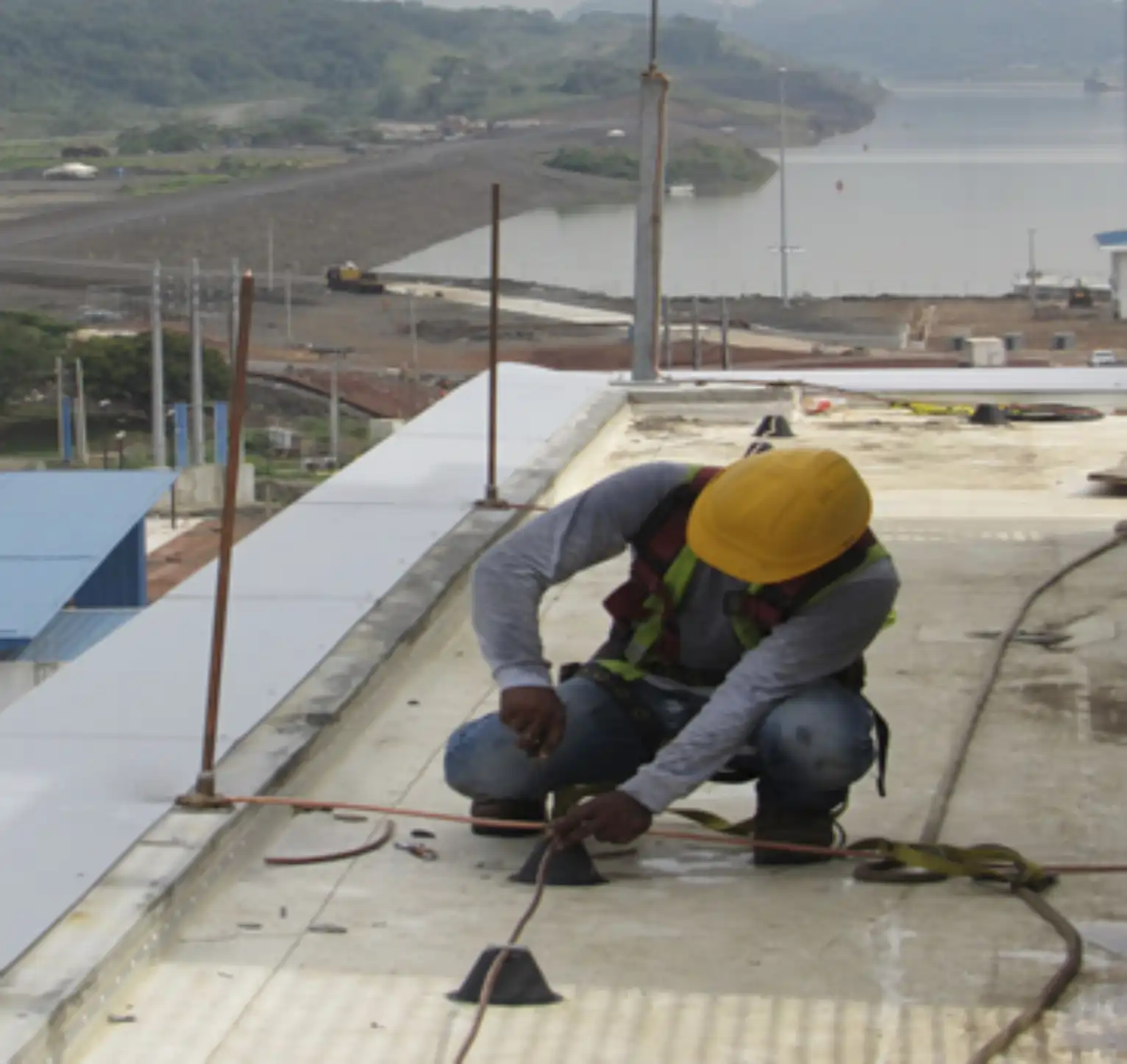 Instalación de sistema de protección contra descargas atmosféricas