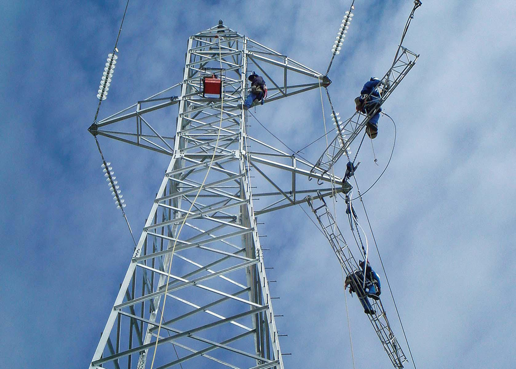 Instalación de líneas aéreas de distribución eléctrica